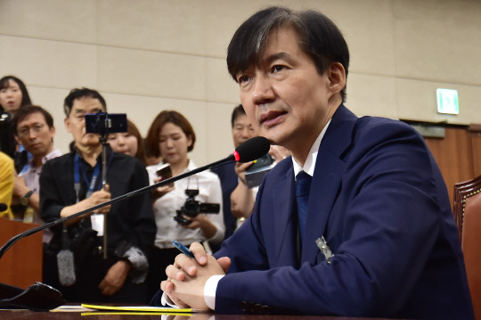 조국 법무부 장관 후보자가 6일 국회 법사위 인사청문회에서 의원들 질문에 답하고 있다. 연합뉴스